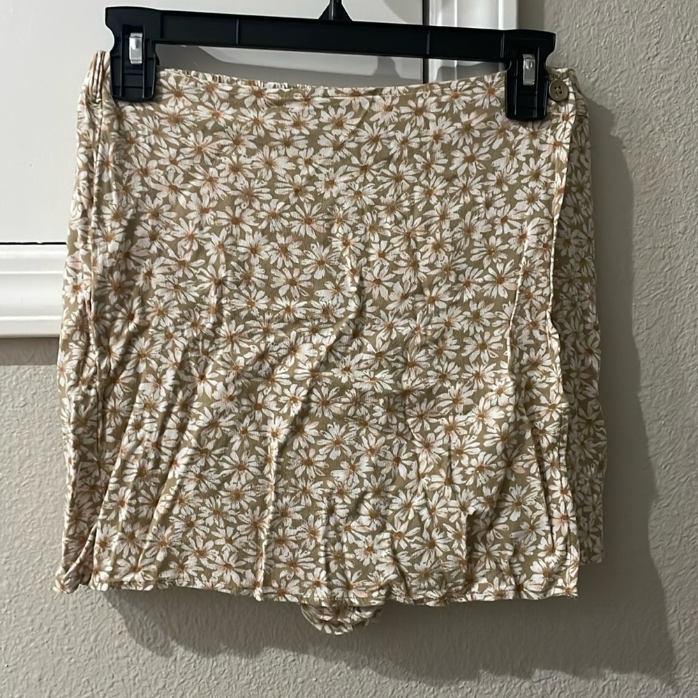 Neutral colored American Eagle daisy skort